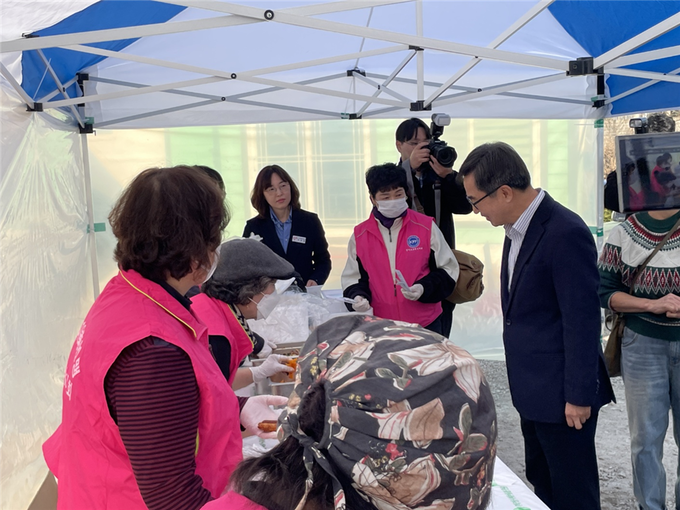 김동연 경기도지사가 포천 오폭사고 피해 현장을 찾아 자원봉사자들을 격려하고 있다. (사진=경기도자원봉사센터 제공)