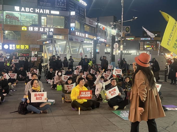 14일 수원역 문화광장 일대에서 수원촛불행동이 '정권퇴진 시민 촛불문화제'를 진행하고 있다. (사진=장진 기자)