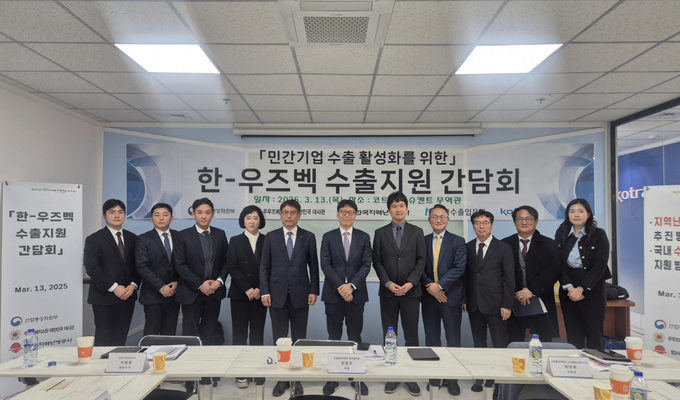 한국지역난방공사 정환석 해외사업부장, 강진 미래사업처장, 이병휘 사업본부장 등이 12일 우브베키스탄 현지에서 공공협의체 간담회를 열었다. (사진=한국지역난방공사 제공)