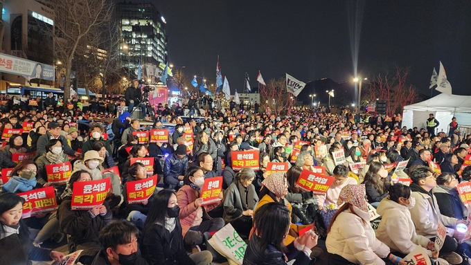  14일 서울 안국역 1번 출구 인근 열린송현 녹지광장에서 윤석열 대통령 탄핵을 촉구하는 촛불행동의 집회가 열렸다. (사진=박진석 기자)