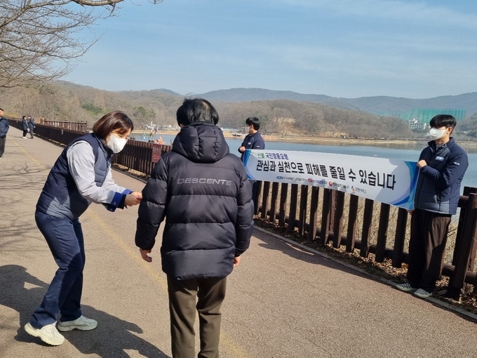 한국남동발전 직원들이 시민들을 대상으로 산불 예방과 관련된 홍보지를 배부하고 있다. (사진=한국남동발전 제공)