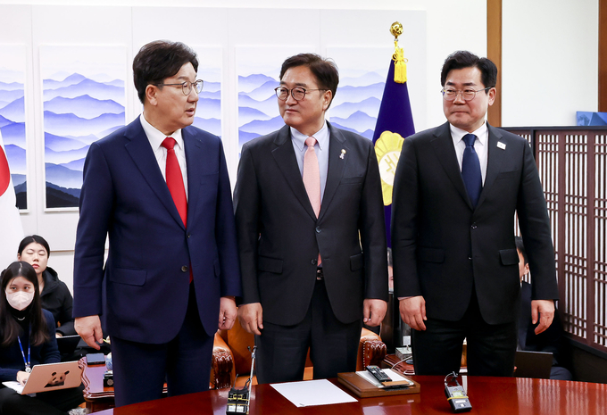 권성동 국민의힘 원내대표(왼쪽부터), 우원식 국회의장, 박찬대 더불어민주당 원내대표가 지난 10일 국회의장실에서 열린 국정협의회에 앞서 기념 촬영하고 있다. (사진=연합뉴스)