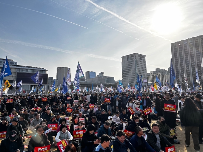 15일 오후 3시쯤 열린 광화문광장 탄핵촉구 집회에서 사람들이 피켓을 열렬히 흔들고 있는 모습. (사진=박희상 수습기자)