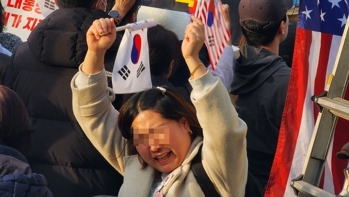  15일 서울 안국역 5번출구 인근에서 윤석열 탄핵 반대 집회 참가자들이 지나가던 탄핵 촉구 집회 참가자들에게 욕설과 비난을 하는 모습. (사진=박진석 기자)