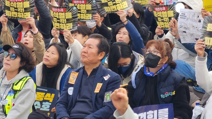  윤석열 대통령 탄핵 촉구 집회에서 정청래 더불어민주당 의원이 참석했다. (사진=박진석 기자)