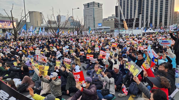  15일 윤석열 대통령 탄핵 촉구 집회 참가자들이 연단의 구호에 맞춰 피켓을 흔들며 환호하고 있다. (사진=박진석 기자)