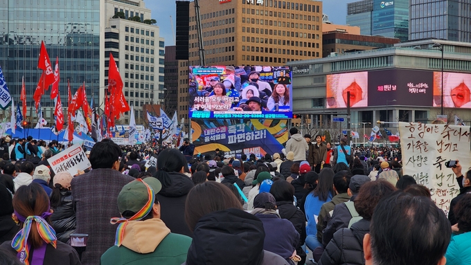 윤석열 대통령 탄핵 촉구 집회에서 참가자들이 주최 측의 공연을 감상하고 있다. (사진=박진석 기자)