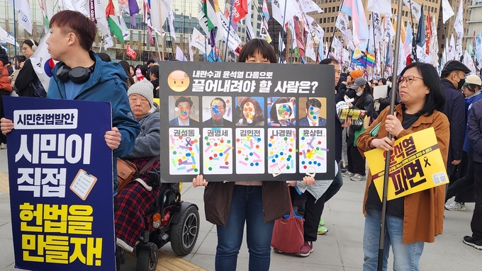 윤석열 대통령 탄핵 촉구 집회에서 참가자들을 상대로 설문조사가 진행됐다. (사진=박진석 기자)