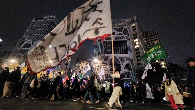  윤석열퇴진비상행동 참가자들이 '국민이 주인이다'라고 적힌 대형 깃발을 흔들고 있다. (사진=박진석 기자)