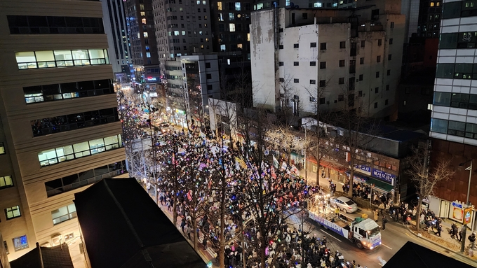  윤석열퇴진비상행동 등이 주최한 윤석열 대통령 탄핵을 촉구하는 집회 참가자들로 서울 일대가 가득 찼다. (사진=박진석 기자)