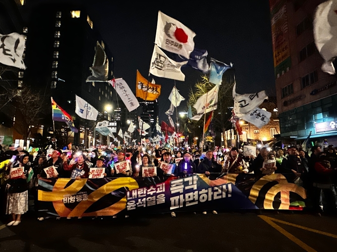 윤석열 대통령 탄핵촉구 집회참가자들이 "윤석열을 파면하라" "민주주의는 승리한다"를 외치며 행진하고 있다. (사진=박희상 수습기자)