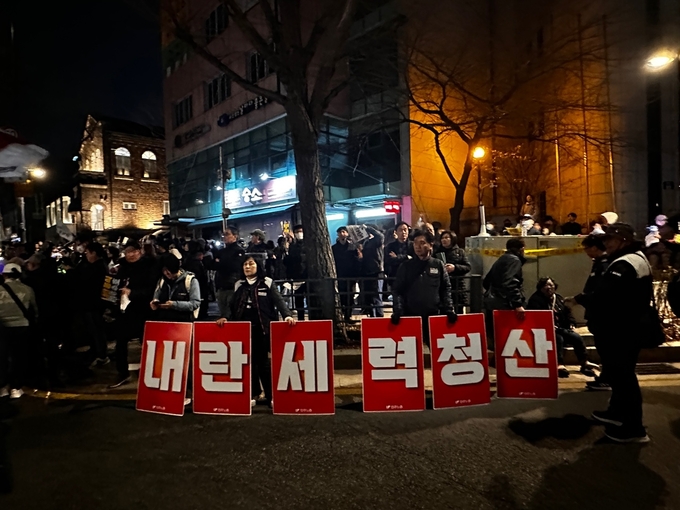 윤석열 대통령 탄핵촉구 집회참가자들이 피켓을 들고 있다. (사진=박희상 수습기자)