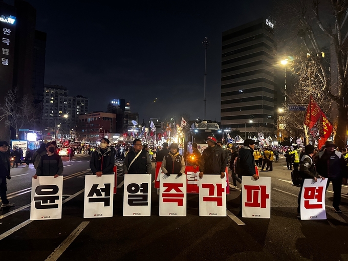 윤석열 대통령 탄핵촉구 집회참가자들이 피켓을 들고 있다. (사진=박희상 수습기자)