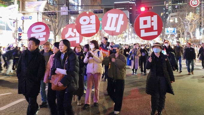  윤석열퇴진비상행동 집회 참가자들이 윤 대통령의 파면을 촉구하고 있다. (사진=박진석 기자)