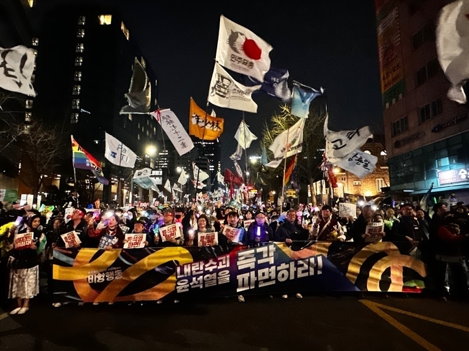 윤석열 대통령 탄핵촉구 집회참가자들이 "윤석열을 파면하라" "민주주의는 승리한다"를 외치며 행진하고 있다. (사진=박희상 수습기자)