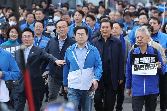 박찬대 더불어민주당 원내대표 및 의원들이 15일 국회에서 윤석열 대통령 파면 촉구 도보 행진을 시작해 광화문광장 인근에 도착하고 있다. (사진=연합뉴스)