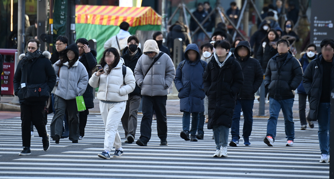 성남시 판교테크노밸리 인근에서 시민들이 두꺼운 옷차림으로 출근을 하고 있다. (사진=옥지훈 기자)