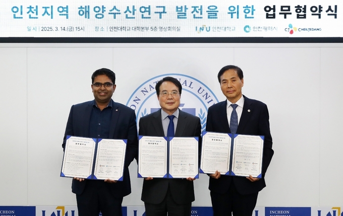 (왼쪽부터) 라제시 포티네니(Rajesh Potineni) CJ제일제당 글로벌 사이언스&테크놀로지(Science&Technology) 연구담당, 박종태 인천대학교 총장, 황효진 인천시 글로벌도시정무부시장. (사진=CJ제일제당 제공)