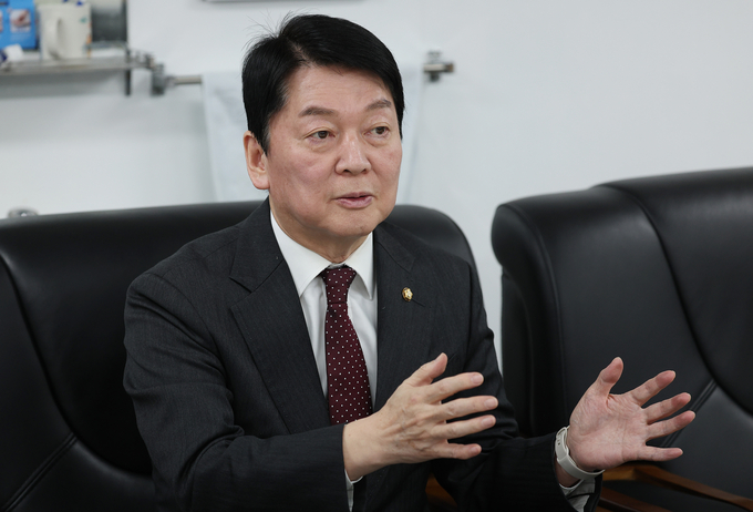 안철수(국힘·성남분당갑) 의원이 지난 12일 대구 중구 계명대 대구동산병원을 방문해 정우진 병원장과 대화를 나누고 있다. (사진=연합뉴스)
