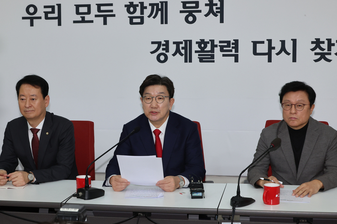 권성동 국민의힘 원내대표가 16일 국회에서 윤석열 대통령 탄핵 심판과 관련한 당 입장 등 현안 관련 기자간담회를 하고 있다. 권 원내대표는 헌재의 탄핵 심판 결과에 승복할 것이라고 당 공식입장을 밝혔다. (사진=연합뉴스)