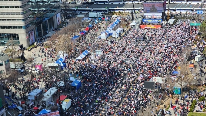 지난 15일 서울 광화문 일대에서 전광훈 사랑제일교회 목사를 주축으로 한 '대한민국바로세우기운동본부(대국본)'의 탄핵 반대 집회가 열렸다. (사진=박진석 기자)