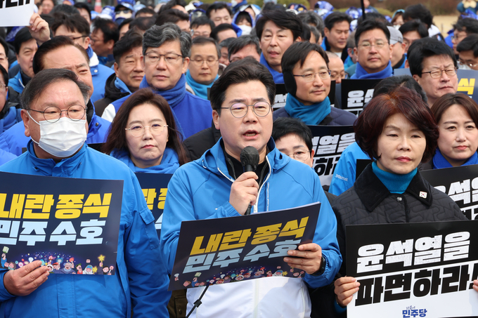 '윤석열 대통령 파면 촉구' 도보행진에 참가한 박찬대 더불어민주당 원내대표가 16일 국회에서 광화문 농성장을 향해 출발하기에 앞서 발언하고 있다. (사진=연합뉴스)