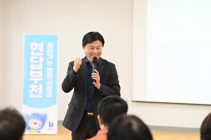 조용익 부천시장이 여월공영주차장에서 주민들과 대화를 나누고 있다. (사진=부천시 제공)