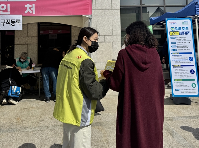 군포시 복지국 직원이 시청을 방문하는 시민을 대상으로 복지위기가구 발굴 홍보활동을 펼치고 있다. (사진=군포시 제공)