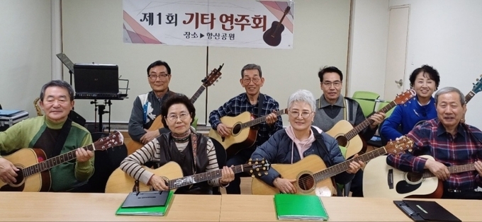 향산5리 김정례 이장이 마을 주민들에게 기타수업을 벌이고 있다. (사진=고촌읍사무소 제공)