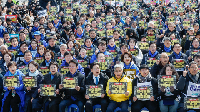 박찬대 더불어민주당 원내대표와 김민석 최고위원 등 야당 국회의원들과 윤석열즉각퇴진·사회대개혁비상행동이 17일 서울 종로구 광화문광장에서 열린 긴급시국선언에서 윤석열 대통령 파면 피켓을 들고 구호를 외치고 있다. (사진=옥지훈 기자)