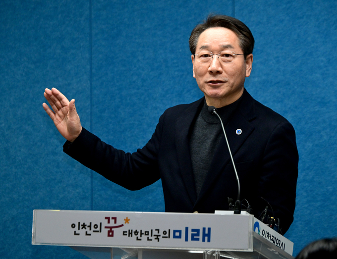 17일 유정복 인천시장이 시청에서 기자회견을 열고 연금피크제 도입을 제안했다. ( 사진 = 인천시 제공 )
