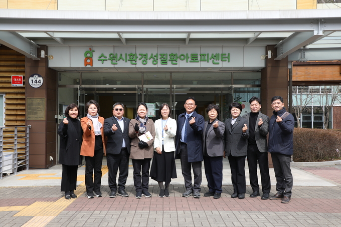 17일 수원시의회 환경안전위원회가 수원시환경성질환아토피센터를 방문했다. (사진=수원시의회 제공)