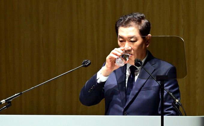한종희 삼성전자 부회장이 19일 오전 수원시 영통구 수원컨벤션센터에서 열린 삼성전자 제56기 정기 주주총회에 참석해 물을 마고 있다.