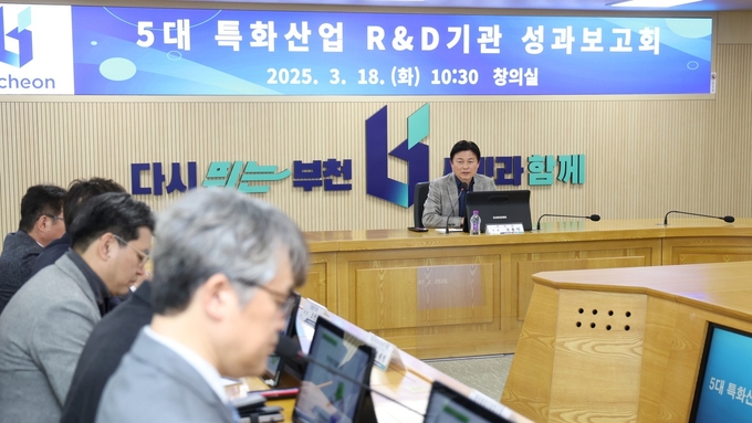 조용익 부천시장이 “R&D기관의 협력으로 교육과 연구중심 도시로서의 힘찬 발걸음이 시작” 되었음을 강조하고 있다. (사진=부천시 제공)
