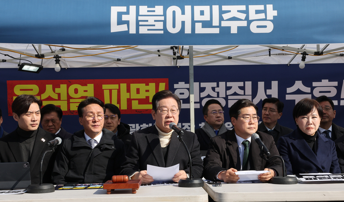 이재명 더불어민주당 대표가 19일 서울 종로구 경복궁역 부근 광화문 민주당 천막농성장에서 열린 현장 최고위원회의에서 발언하고 있다. (사진=연합뉴스)