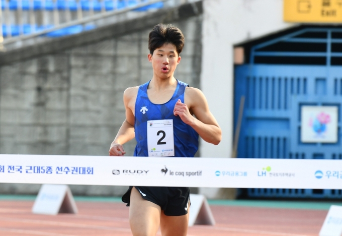 17일 홍천국민체육센터, 홍천종합운동장에서 열린 제44회 전국 근대5종 선수권대회에서 남고부 4종 개인전에 출전한 배준수(경기체고)가 1위로 들어오고 있다. (사진=경기체육고등학교 제공)