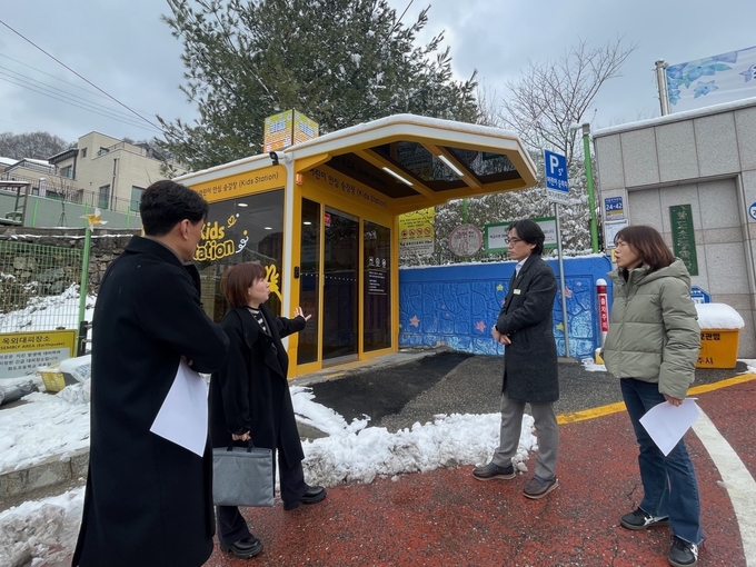 경상남도교육청 관계자들이 남양주시의 '어린이안심승강장‘키즈스테이션' 설치 및 운영 사례를 벤치마킹하기 위해 방문했다. (사진=남양주시 제공)