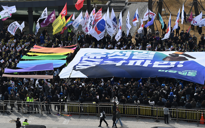 윤석열즉각퇴진·사회대개혁비상행동이 지난 17일 오후 서울 종로구 광화문광장에서 열린 윤석열 즉각 파면 촉구 각계 긴급시국선언 기자회견에서 현수막 퍼포먼스를 하고 있다. (사진=옥지훈 기자)
