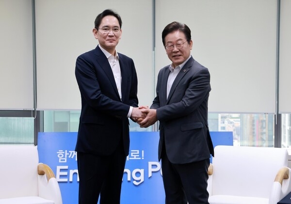 이재용 삼성전자 회장(왼쪽)과 이재명 더불어민주당 대표가 20일 서울 강남구 멀티캠퍼스 역삼 SSAFY 서울캠퍼스에서 열린 청년 취업 지원을 위한 현장 간담회에서 악수하고 있다. (사진=연합뉴스 제공)