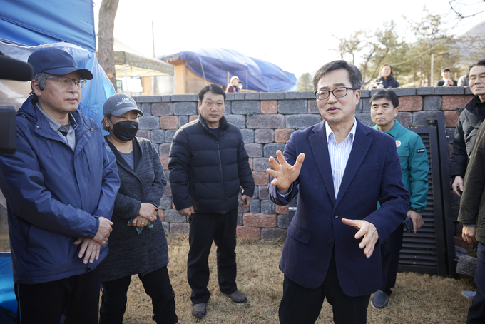 김동연 경기도지사가 지난 13일 포천 노곡리 오폭사고 피해주민들과 소통하며 건의사항을 청취하고 있다. (사진=경기도 제공) 