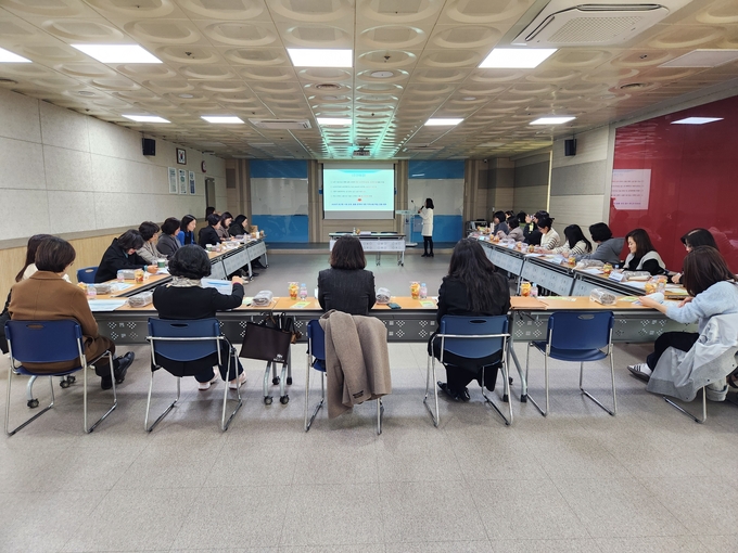 소사보건소 건강돌봄팀장이 부천시 통합건강돌봄사업에 대해 설명하고 있다. (사진=부천시 제공)