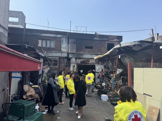 동구와 대한적십자사 관계자들이 20일 불이 난 송림동 만물상을 둘러보고 있다. ( 사진 = 이기준 기자 )