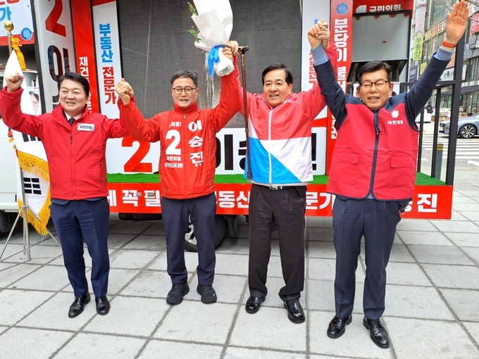 이승진 후보와 필승을 다짐하는 안철수 국회의원, 심재철 도당위원장, 장영하 당협위원장. (사진=이승진후보선거캠프 제공)