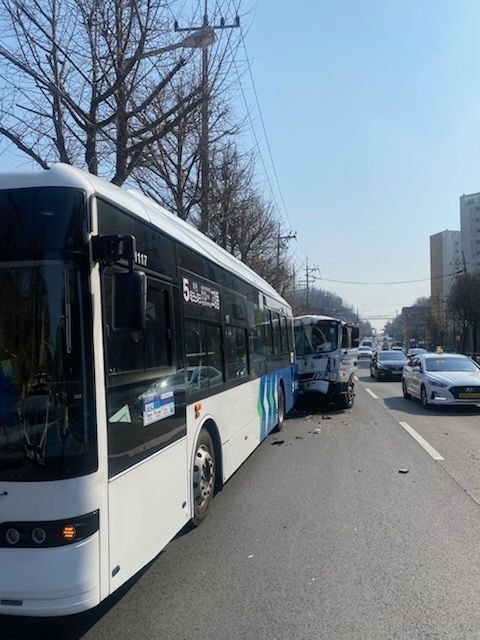  20일 부천시 오정구에서 화물차와 시내버스 간 추돌사고가 났다. (사진=경기도소방재난본부 제공)
