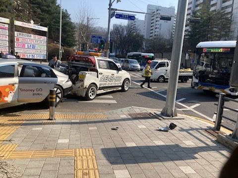  20일 군포시의 한 도로에서 택시와 버스 간 추돌사고가 났다. (사진=경기도소방재난본부 제공)