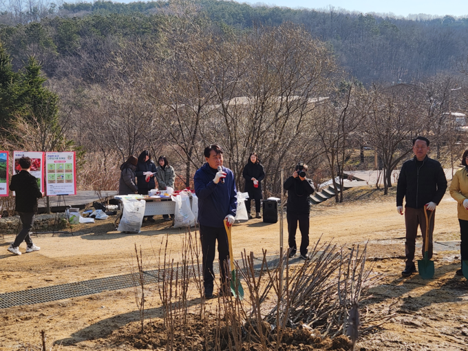 하은호 군포시장이 식목일 기념 나무심기 행사 참여자들에게 기후변화 대응과 탄소중립에 대해 설명하고 있다.(사진=군포시 제공)