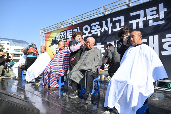 지난 19일 오후 포천체육공원에서 열린 전투기 오폭사고를 규탄 포천시민 총궐기대회에서 시민들이 정부에 대한 항의 차원에서 삭발을 하고 있다. (사진=경기도 제공) 