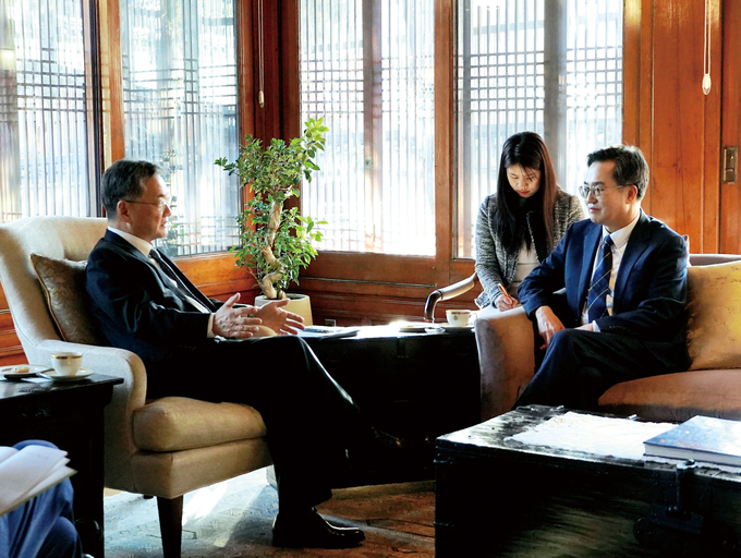 지난달 18일 오후 김동연 경기도지사가 주한미국대사관에서 조셉 윤 (Joseph Yun) 주한미국대사 대리와 면담을 하고 있다. (사진=경기도 제공)