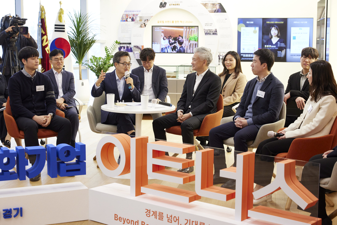24일 오전 이트너스(주)에서 김동연 경기도지사와 이트너스 임각균 대표·소속 직원 등이 참석한 가운데 가족친화기업 직원과의 타운홀미팅을 하고 있다. (사진=경기도 제공)