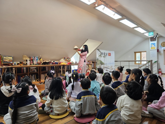 작은 꾸러미를 활용해 체험 활동을 하는 모습. (사진=부천문화재단 제공)